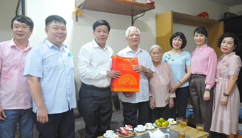 Quận Hoàn Kiếm: Thăm, tặng quà người có công, gia đình chính sách dịp Kỷ niệm 75 năm Cách mạng tháng 8 và Quốc khánh 2/9