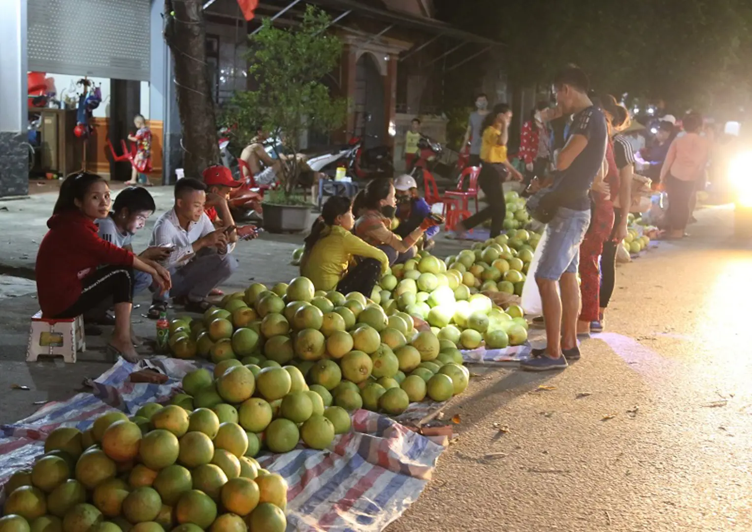 Hà Tĩnh: Chợ đêm bán trái cây "gây nghiện”