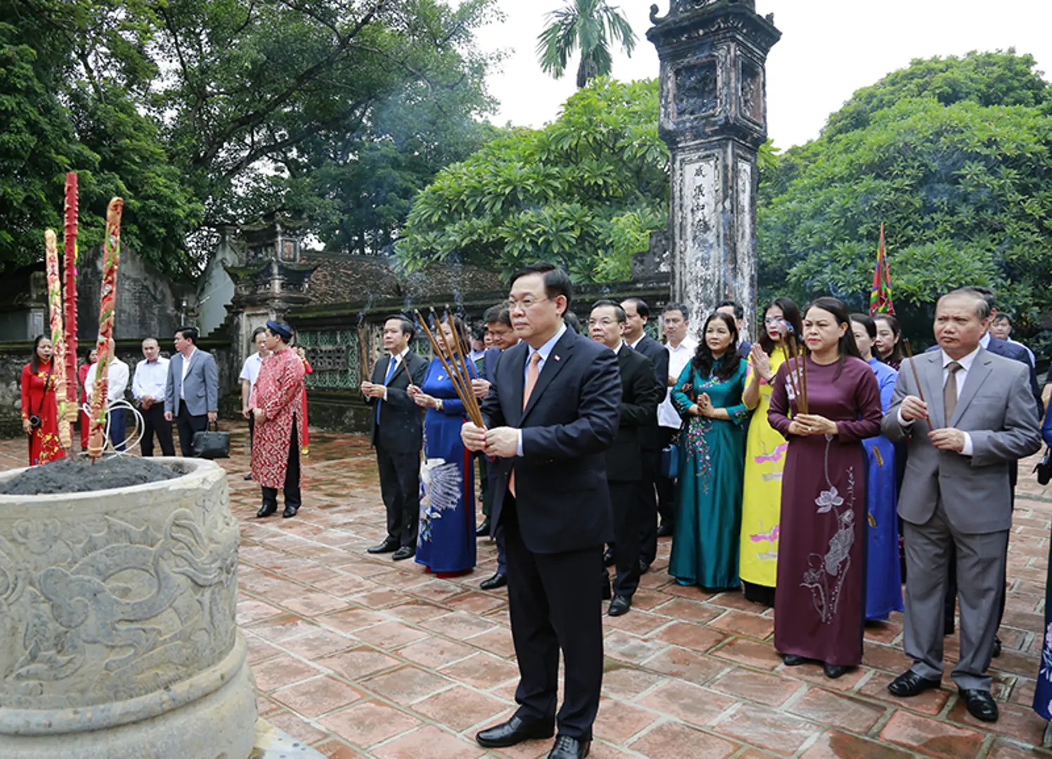 Đoàn đại biểu lãnh đạo thành phố Hà Nội dâng hương tại Cố đô Hoa Lư