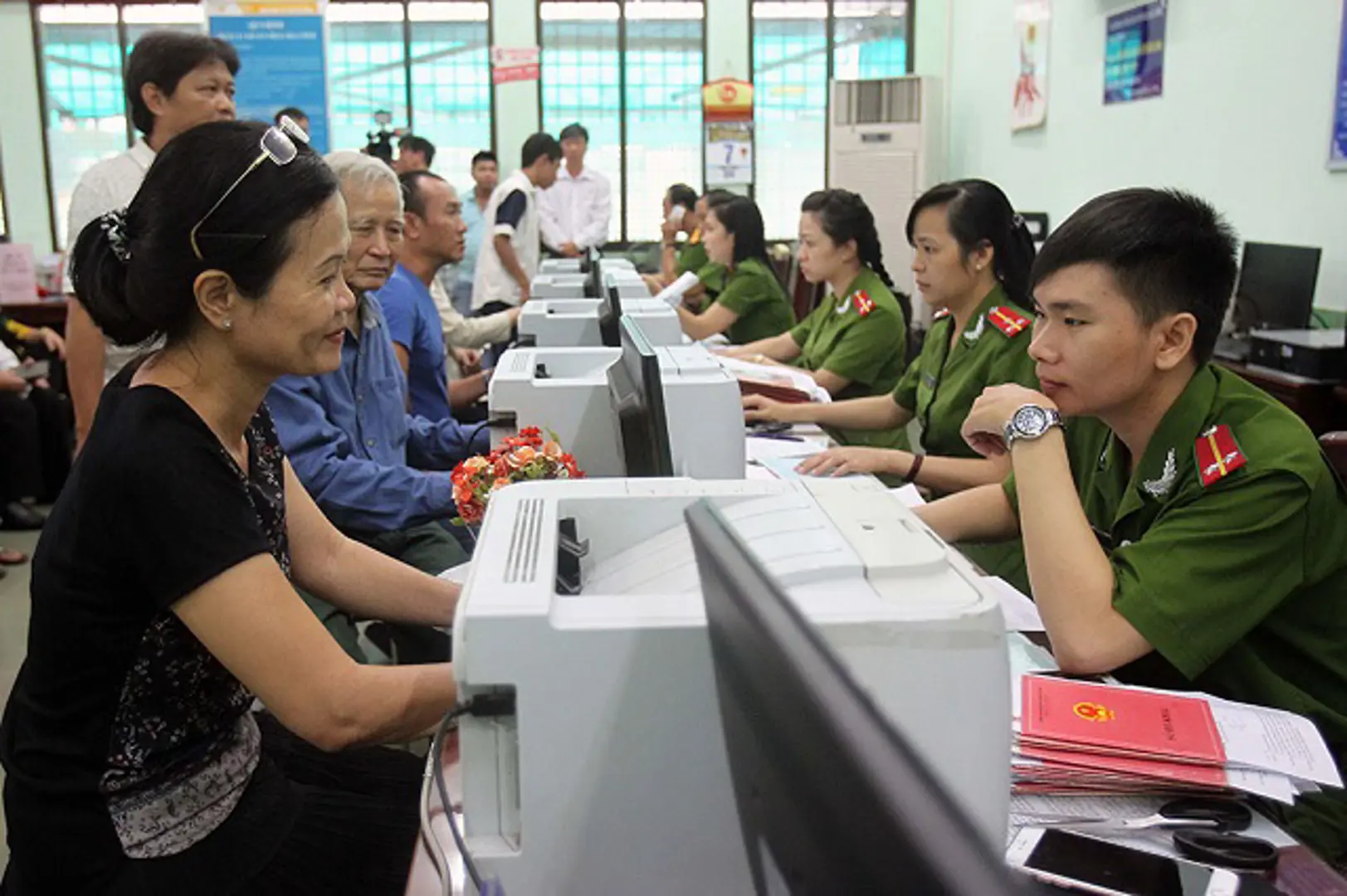 Bỏ điều kiện đặc thù trong đăng ký thường trú: Cần thiết nhưng phải thận trọng