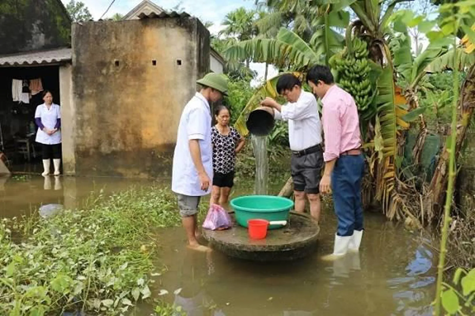 Kiểm tra giám sát chặt việc thu gom, xử lý chất thải y tế trong mùa bão lũ