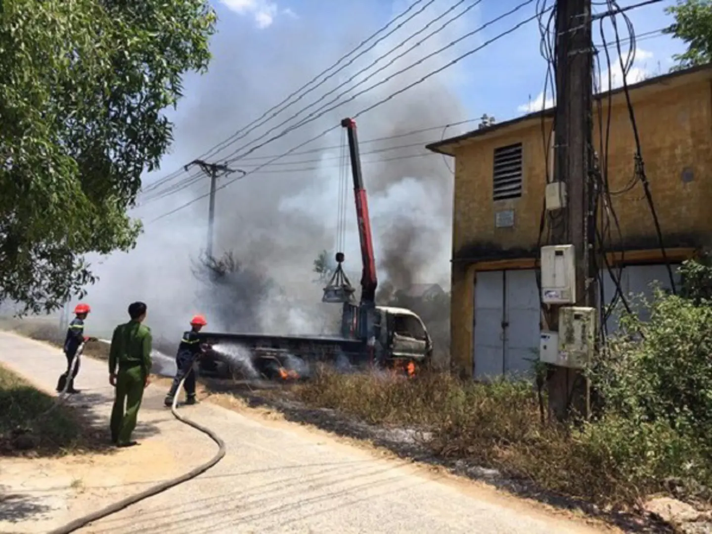 Nghệ An: Vướng dây điện, xe cẩu bốc cháy khiến tài xế tử vong