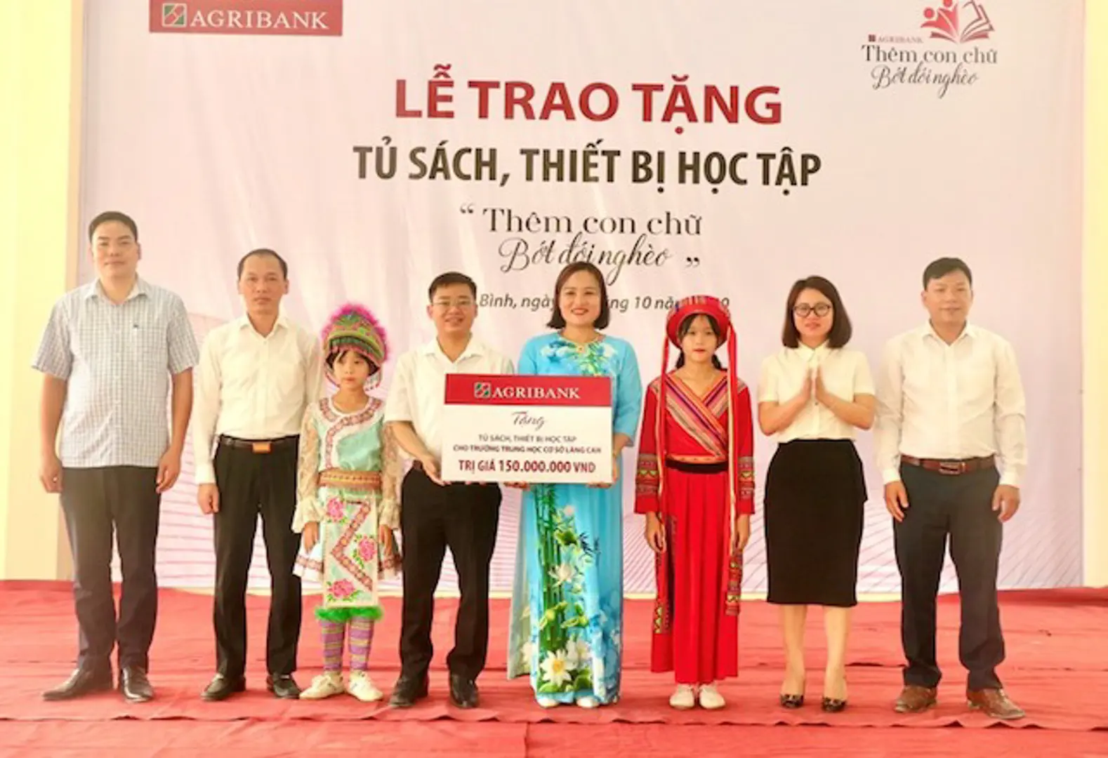 Agribank trao tặng tủ sách, thiết bị học tập “Thêm con chữ, bớt đói nghèo”