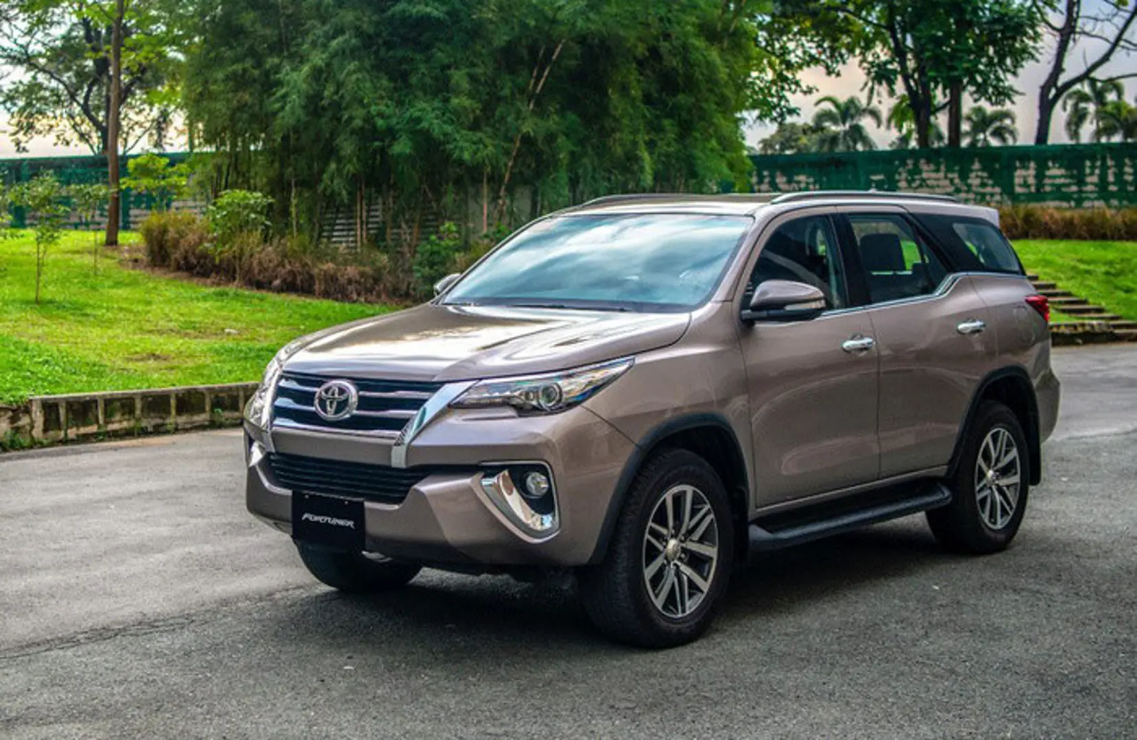 Giá xe ôtô hôm nay 27/7: Toyota Fortuner dao động từ 1,033 - 1,354 tỷ đồng