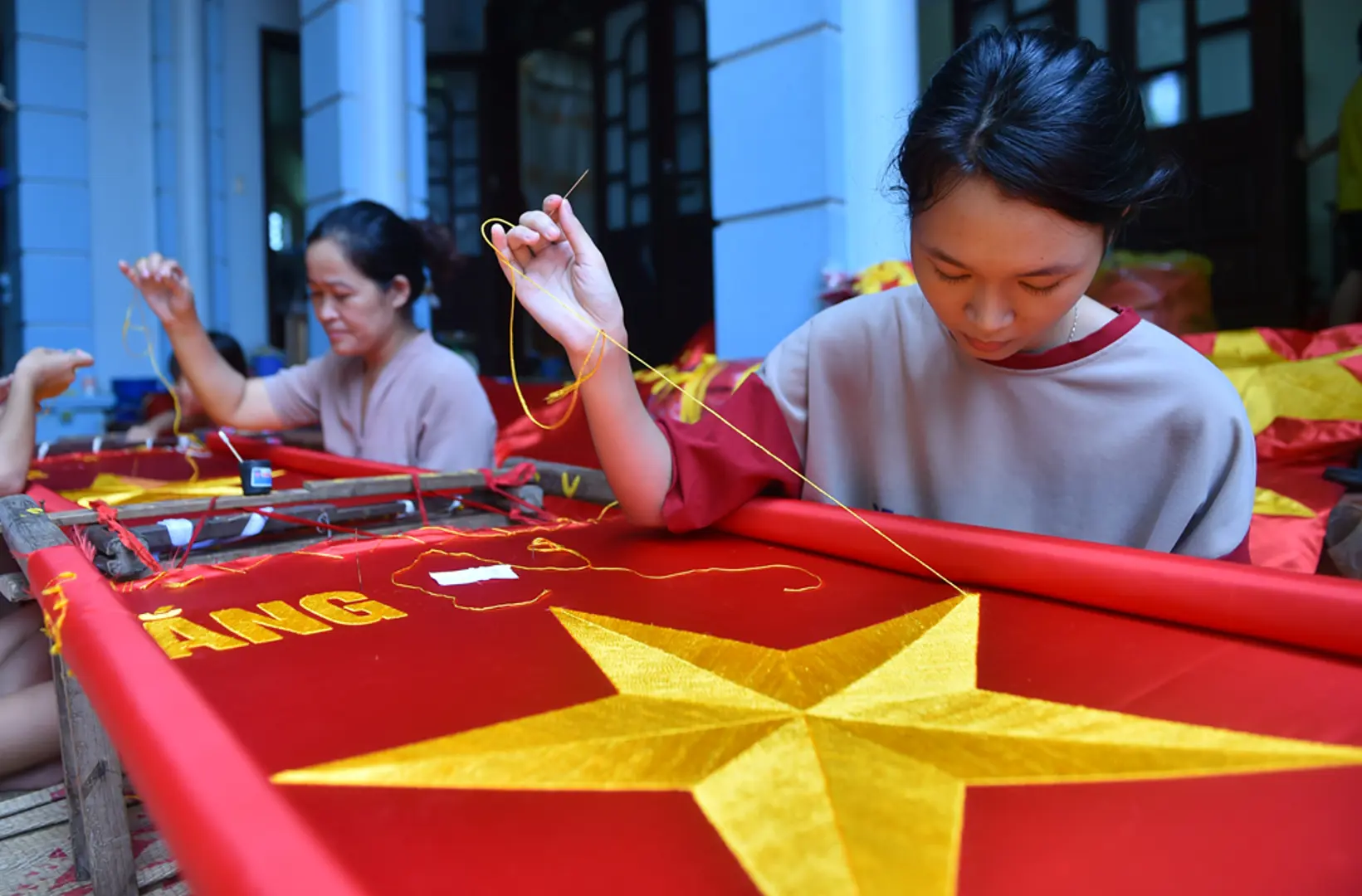 Ghé thăm ngôi làng với hơn 70 năm tạo ra những lá cờ Tổ quốc