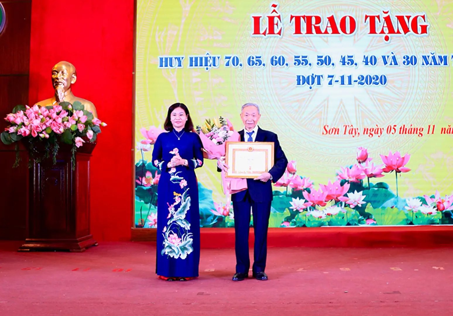 Phó Bí thư Thường trực Thành ủy Nguyễn Thị Tuyến trao Huy hiệu Đảng tại thị xã Sơn Tây