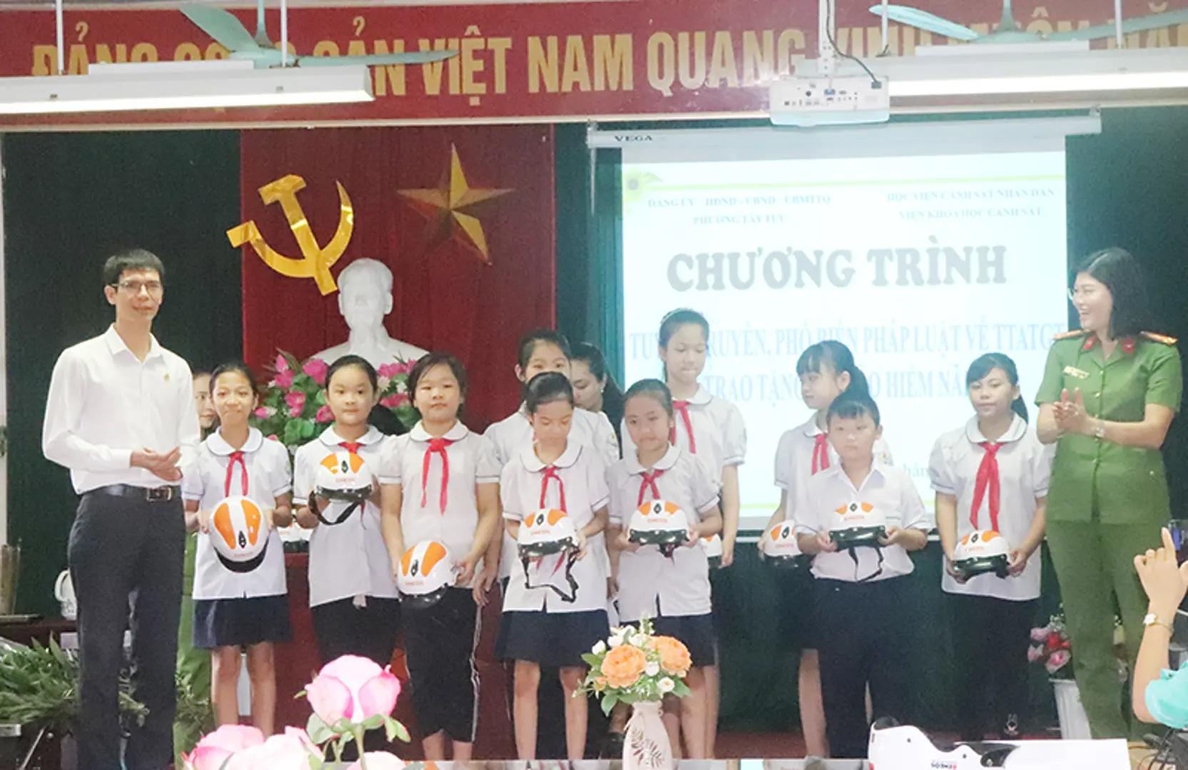 Trao tặng mũ bảo hiểm cho học sinh có hoàn cảnh khó khăn