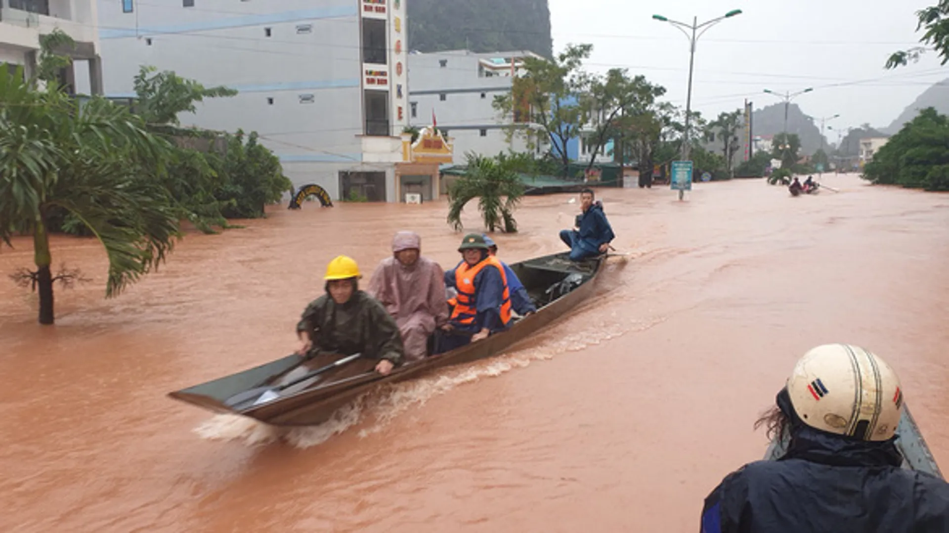 Đại học Thương mại Hà Nội: Sinh viên vùng lũ bị thiệt hại nặng được hỗ trợ 10 triệu đồng