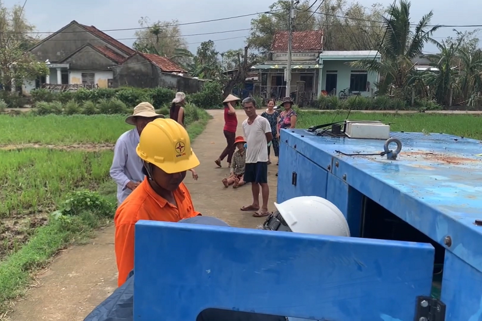 “Ốc đảo” Làng Cầu được cấp điện trở lại