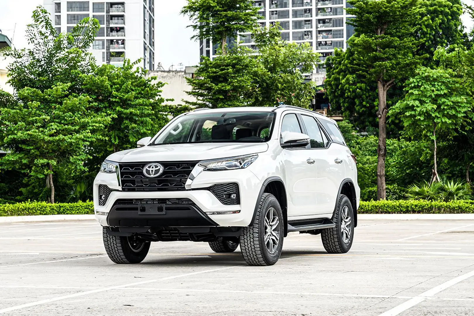 Giá xe ô tô hôm nay 19/10: Toyota Fortuner dao động từ 995 - 1.388 triệu đồng