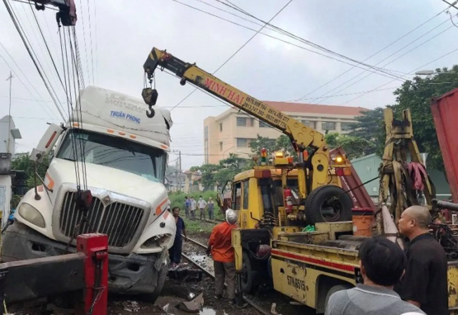 Kinh hoàng container bị tàu hỏa tông đứt làm đôi tại Bình Dương