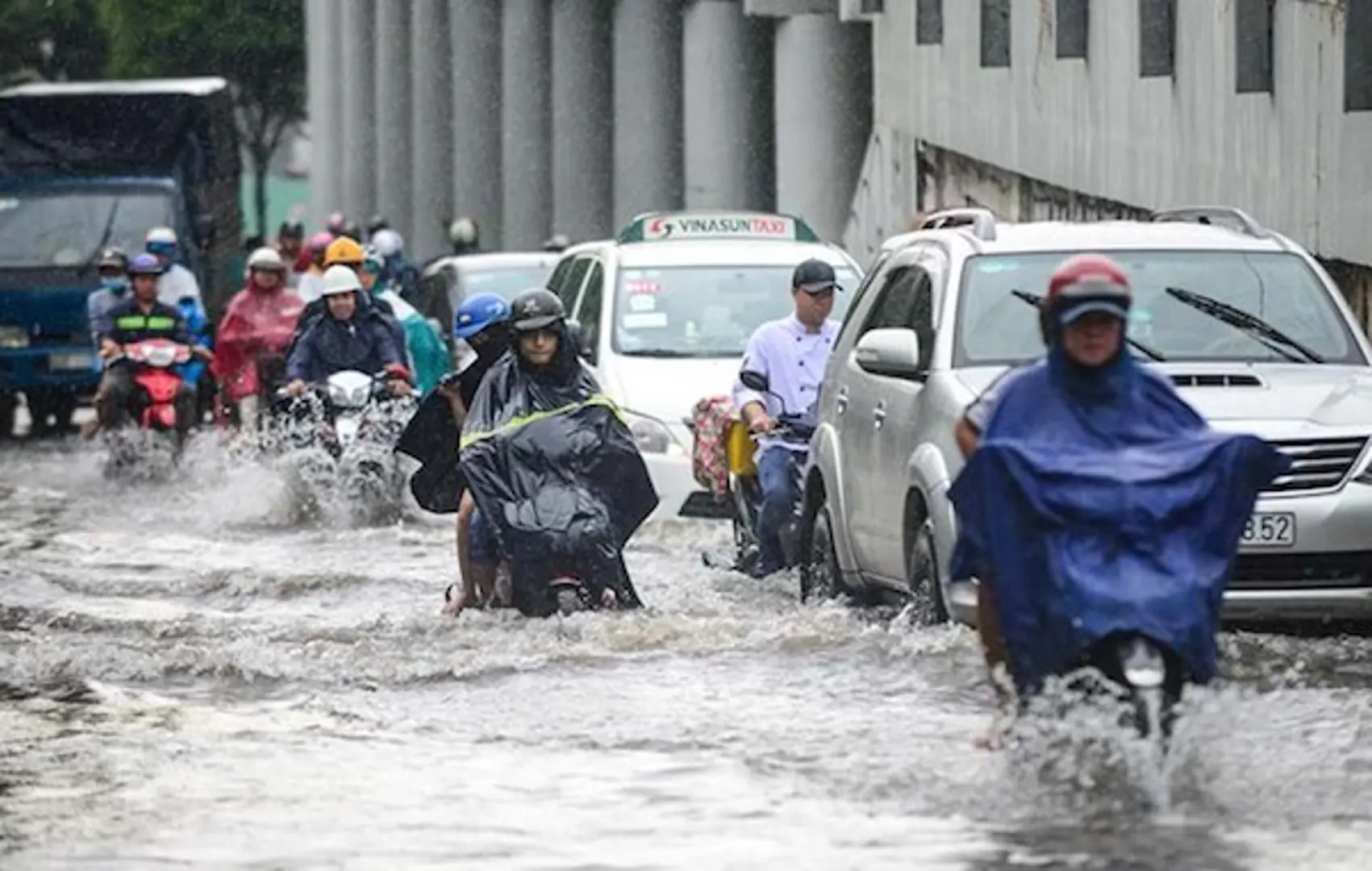 TP Hồ Chí Minh ràng buộc trách nhiệm nhà đầu tư nếu chậm sửa đường Nguyễn Hữu Cảnh