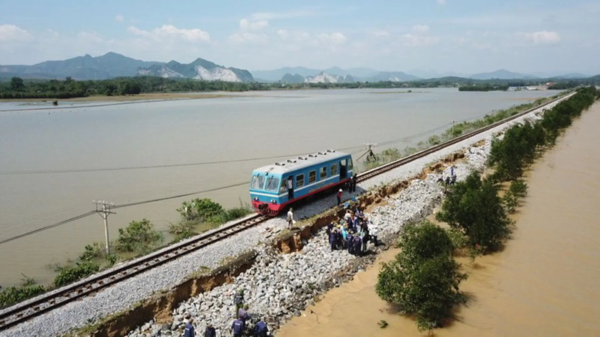 Hàng không hủy chuyến, đường sắt tạm dừng chạy nhiều đôi tàu do bão số 9