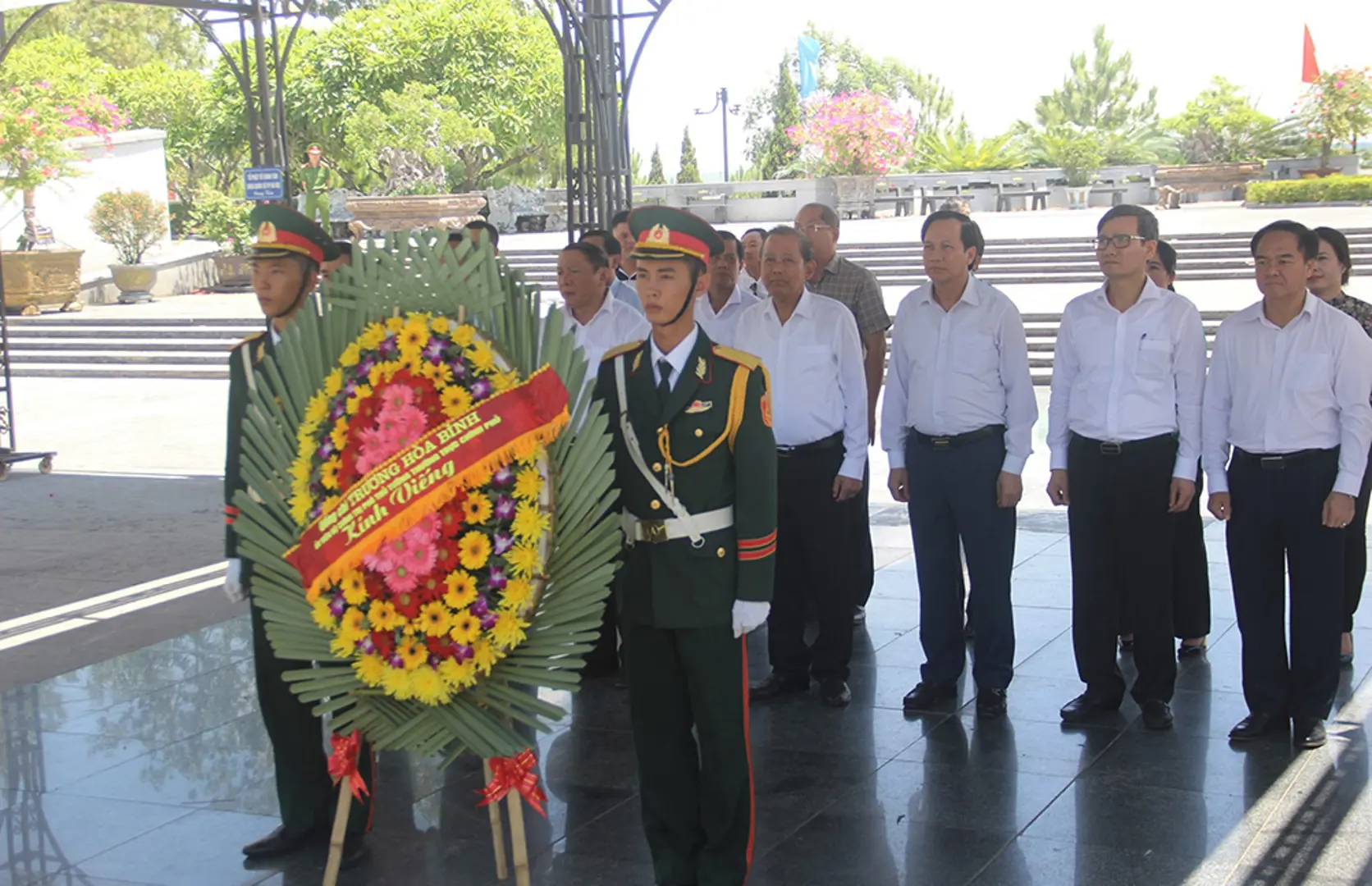 Phó Thủ tướng Thường trực Trương Hòa Bình tri ân các anh hùng, liệt sĩ tại Quảng Trị