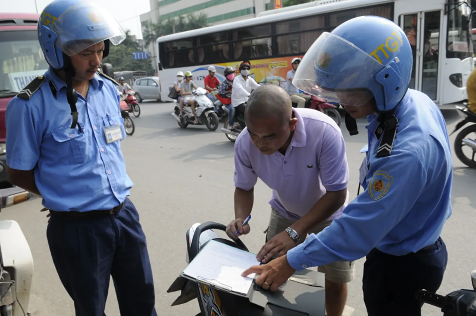 Có nên cấm Thanh tra giao thông dừng xe trên đường?