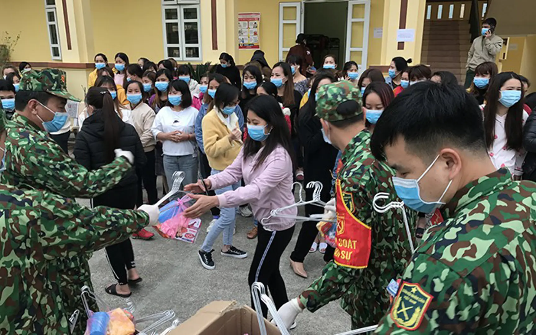 Phòng chống COVID-19: Mọi người dân đều ghi ơn và luôn luôn tin tưởng các anh “bộ đội Cụ Hồ”