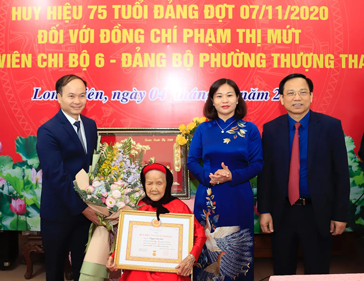 Phó Bí thư Thường trực Thành ủy Nguyễn Thị Tuyến trao Huy hiệu Đảng cho đảng viên lão thành