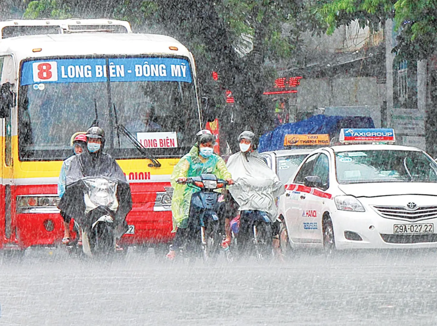 [Hà Nội trong tôi] Hà Nội - nhịp sống trong mưa