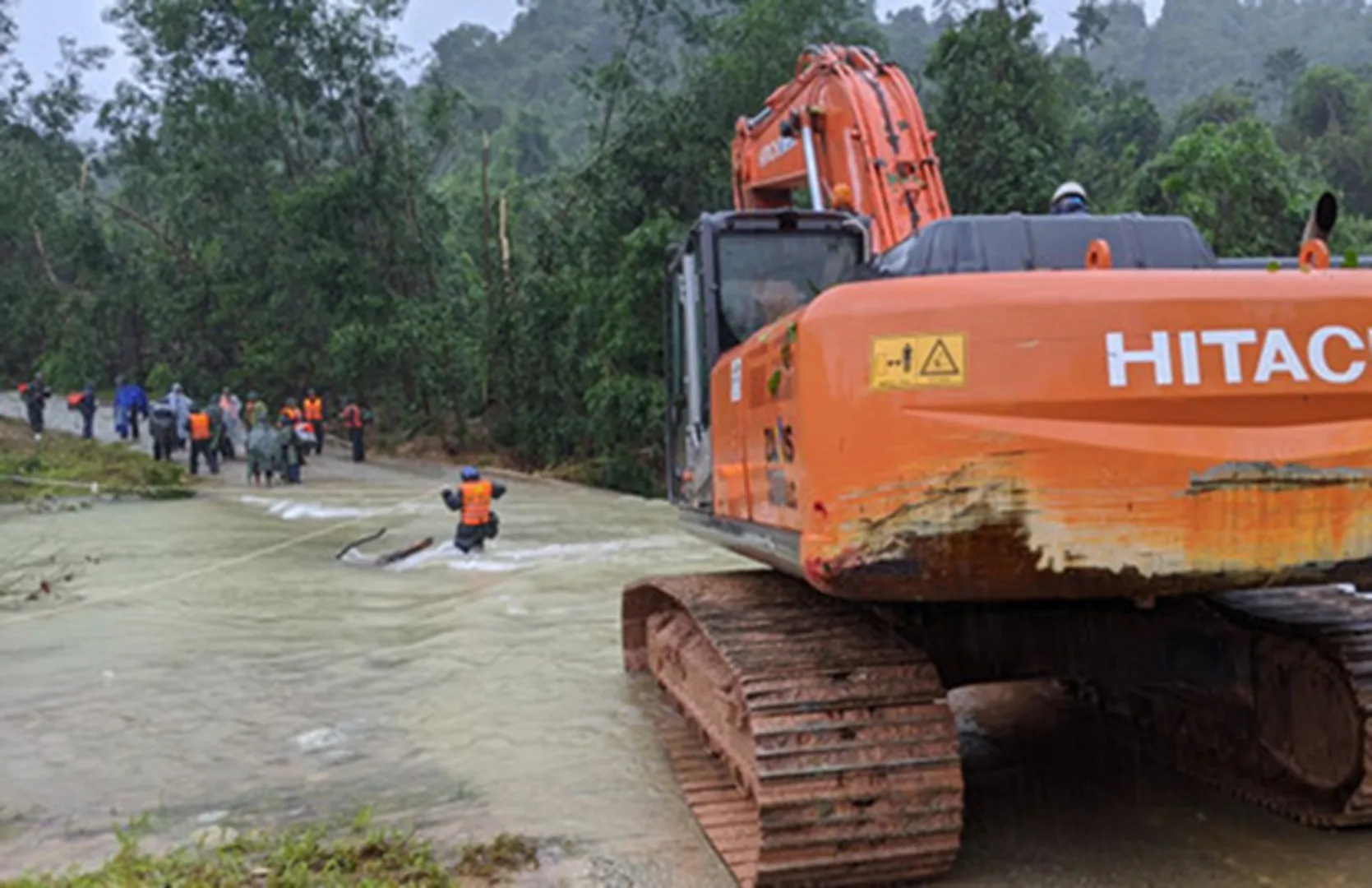 Sạt lở thủy điện Rào Trăng 3: Đưa 3 thi thể công nhân ra ngoài, chưa liên lạc được 13 cán bộ chiến sĩ