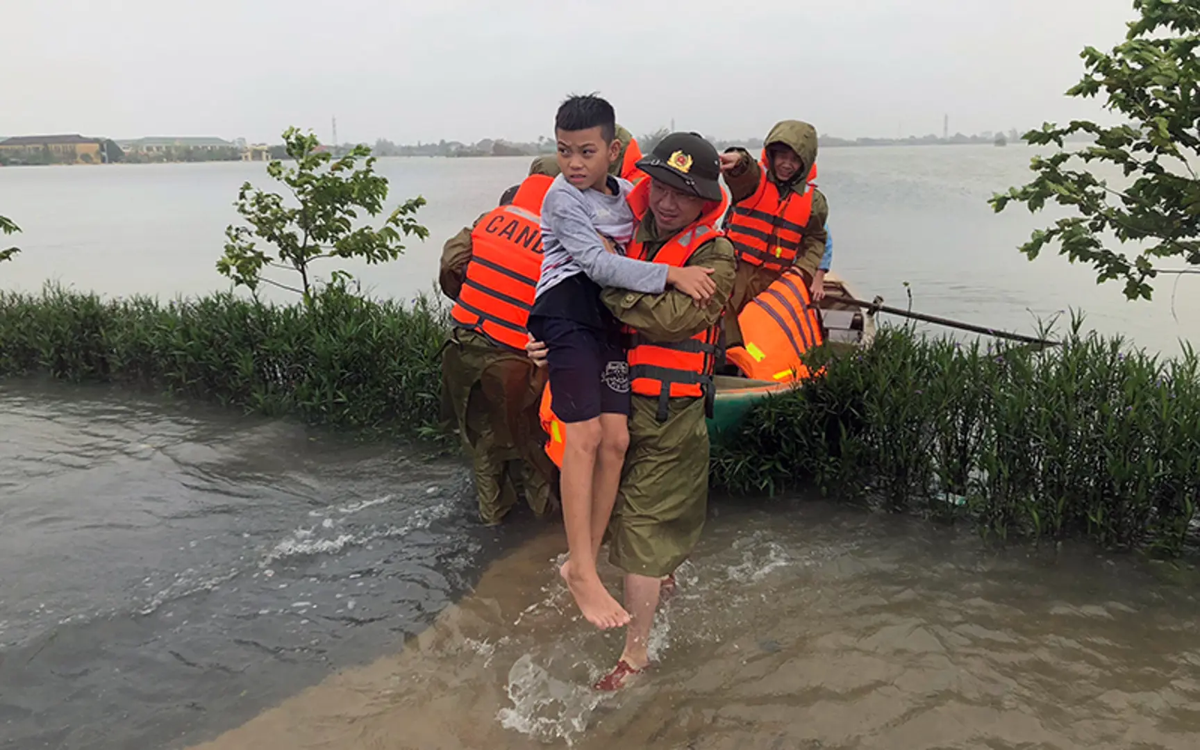 Kịp thời cứu nạn, cứu trợ đồng bào miền Trung