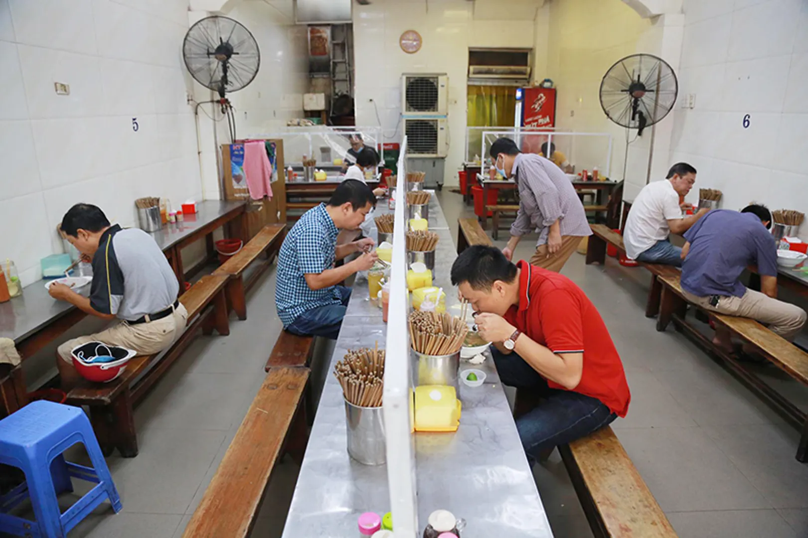 Hà Nội: Ngày đầu thực hiện giãn cách tại nhà hàng - nơi nghiêm chỉnh, nơi phớt lờ quy định