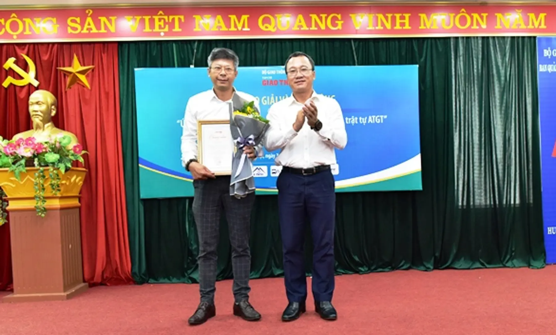 Trao giải Cuộc thi viết “Ứng dụng khoa học công nghệ, ý tưởng trong công tác đảm bảo ATGT”