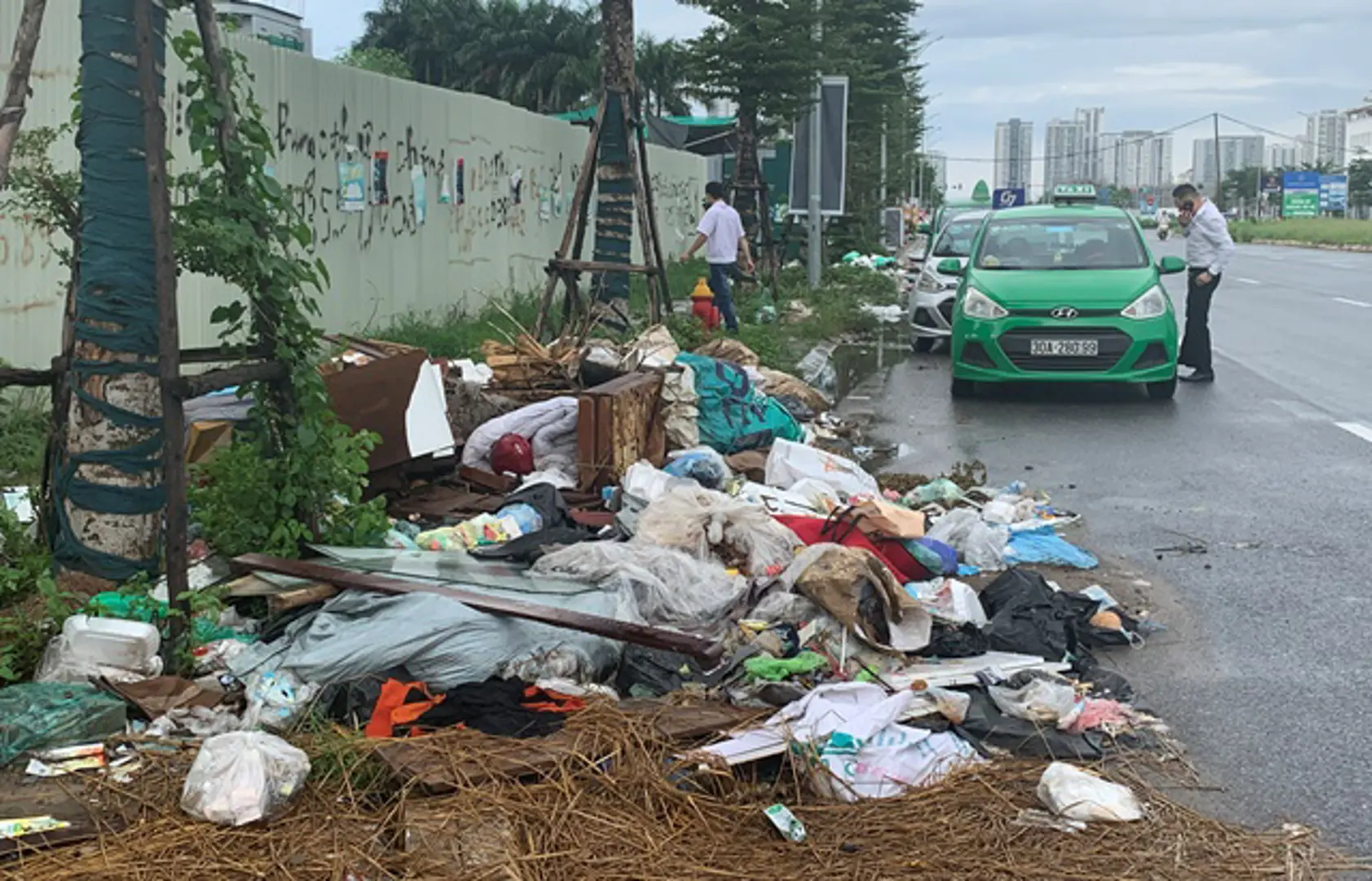 Hà Nội: Rác thải tràn lan tại đường Nguyễn Văn Huyên kéo dài