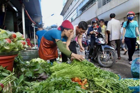 Tiêu dùng trong tuần: Giá vàng, thực phẩm và trái cây đồng loạt tăng mạnh