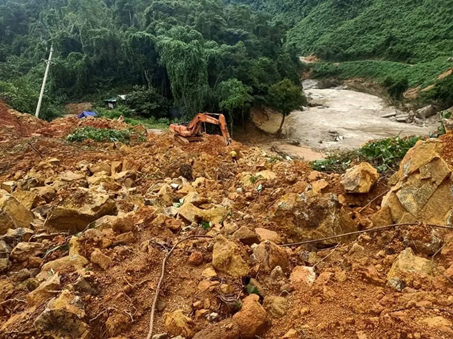 Vụ sạt lở thủy điện Rào Trăng 3: Lượng đất đá quá lớn, phải làm dài ngày