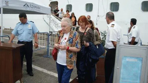 Du khách tàu Azamara Quest cập cảng Tiên Sa sáng 2/1 Ảnh: HC