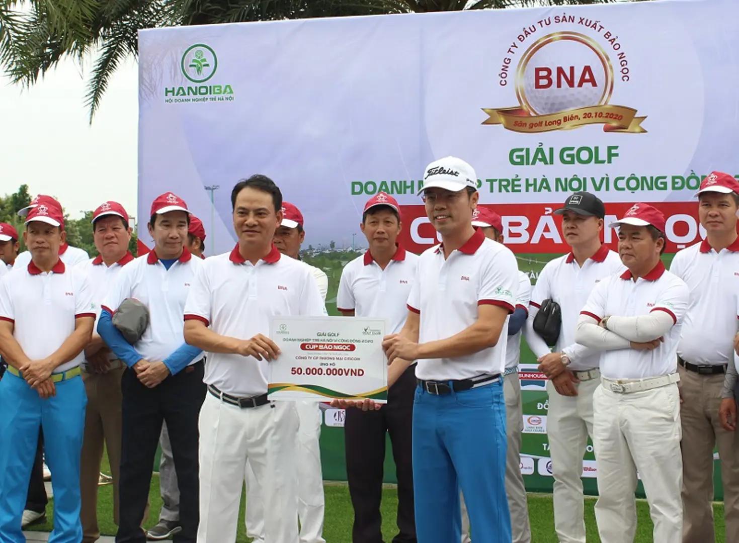 Hơn 700 triệu đồng ủng hộ miền Trung, gây quỹ từ thiện từ Giải Golf Doanh nghiệp trẻ Hà Nội 2020