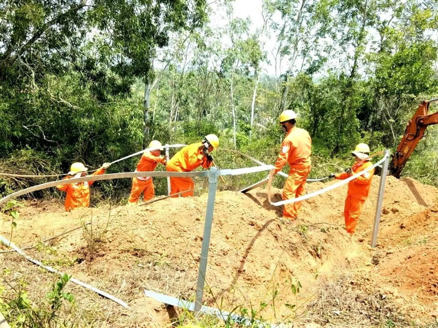 Hoàn thành lắp đặt 10 bộ tiếp địa đường dây 110kV trước mùa mưa bão