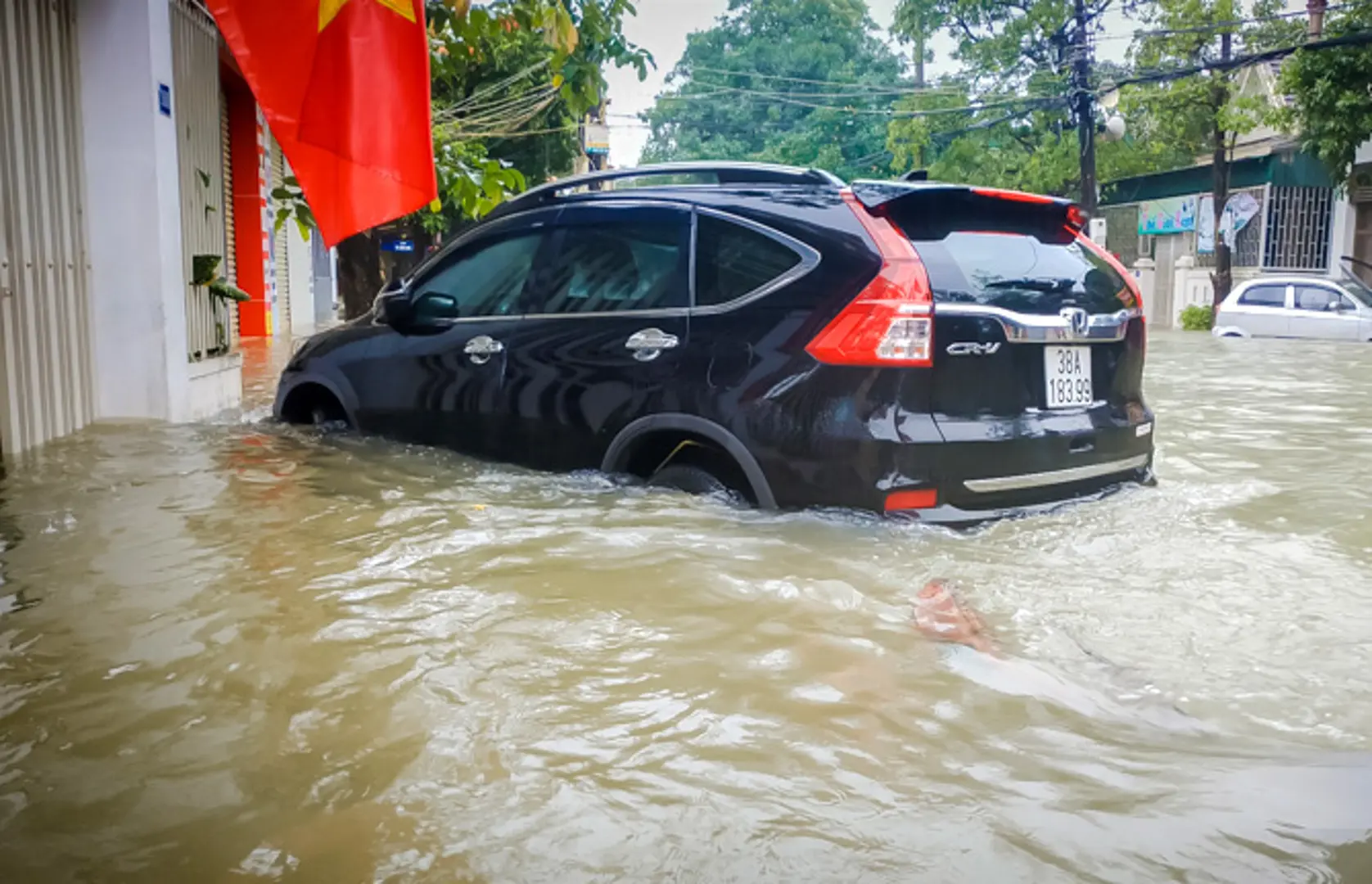 TP Hà Tĩnh: Nhiều tuyến đường ngập sâu, “xế hộp” ngâm mình trong biển nước