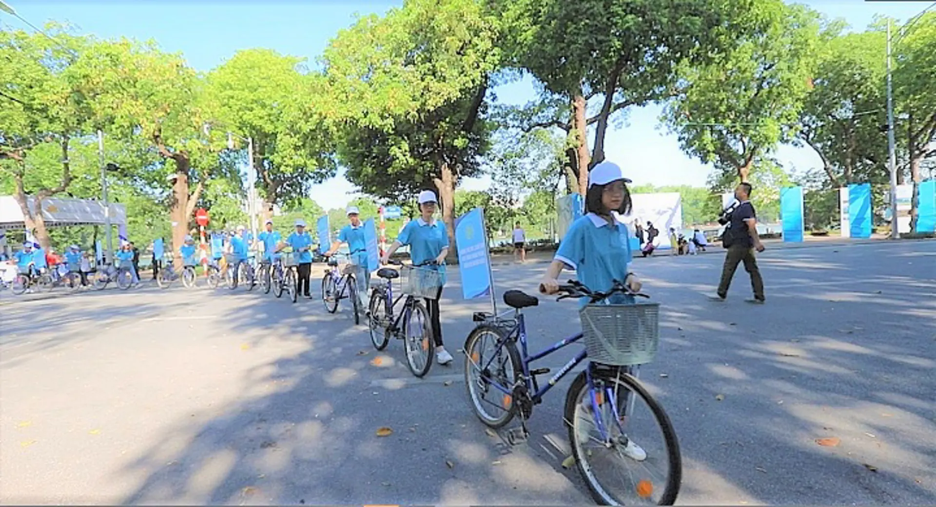 Hàng trăm phương tiện giao thông tham gia tuyên truyền quy tắc ứng xử