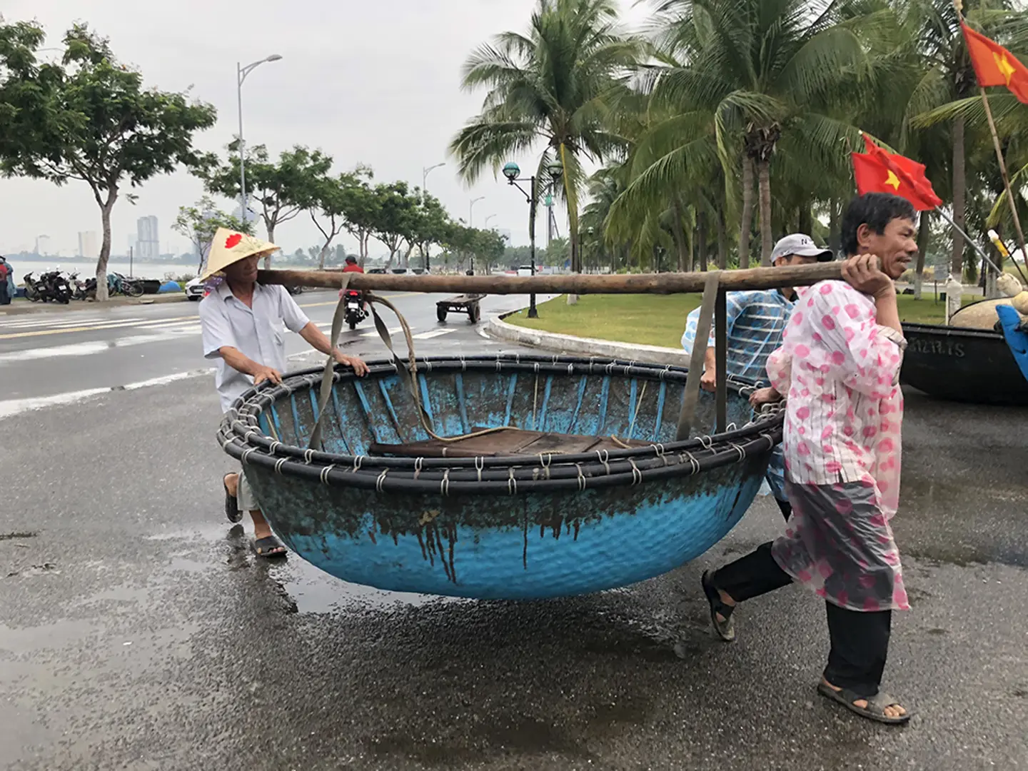 Ngư dân Đà Nẵng khẩn trương kéo thuyền lên bờ trú bão số 5