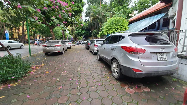 Bãi xe tự phát cản trở giao thông trước Cung văn hóa hữu Nghị Việt - Xô