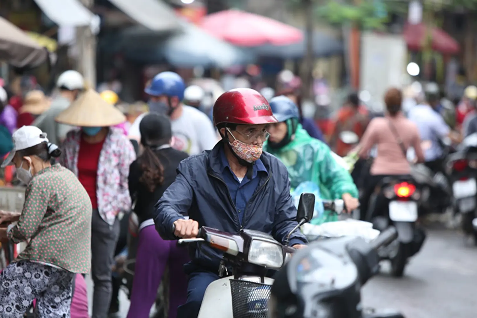 Quận Ba Đình: Nhịp sống ngày đầu tiên sau khi nới lỏng các hoạt động kinh tế