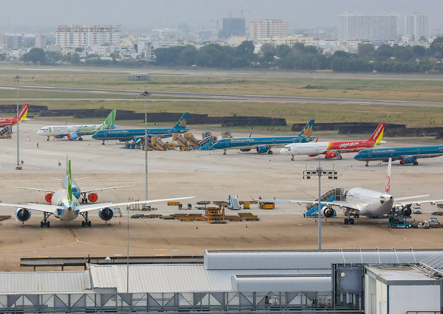 Tần suất bay nội địa, tàu xe được điều chỉnh như thế nào từ 0h ngày 29/4?