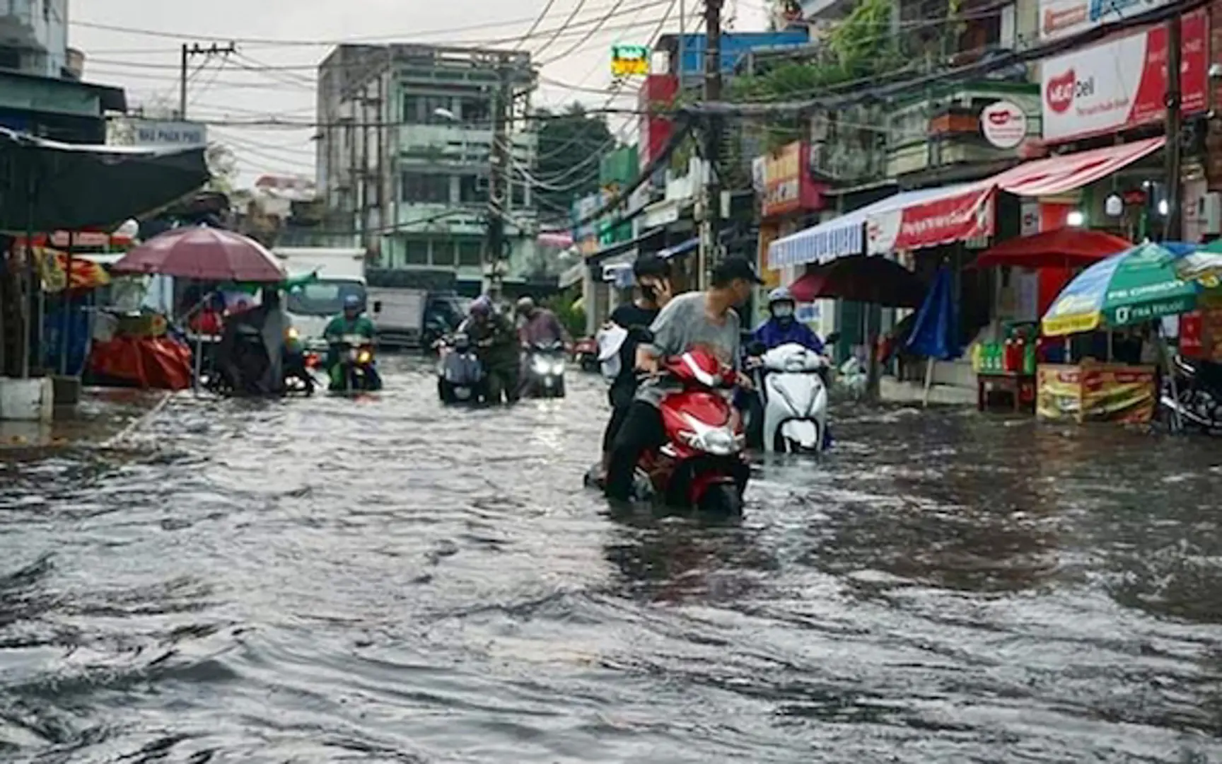 TP Hồ Chí Minh: Mưa lớn, hàng loạt tuyến đường ngập sâu trong nước