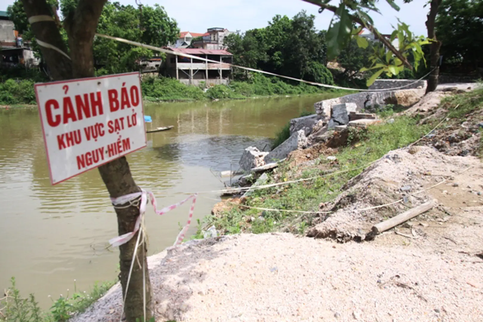 [Ảnh] Hà Nội: Sạt lở đe dọa ngôi đình gắn liền với Di sản văn hóa phi vật thể Quốc gia