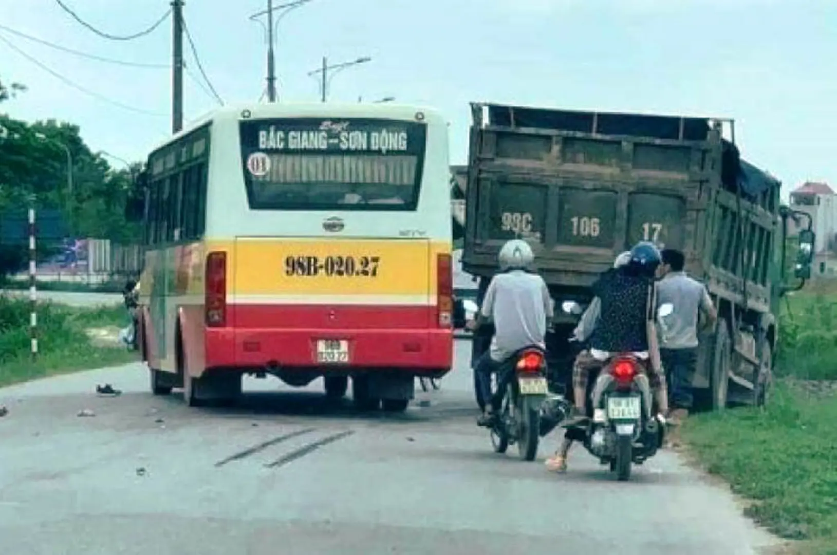 Va chạm kinh hoàng với xe tải, tài xế xe máy tử vong tại chỗ