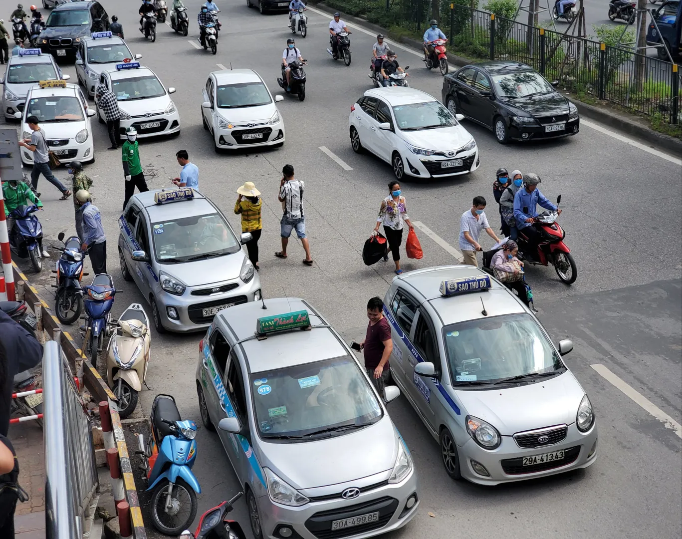 Hàng chục taxi che biển, sửa biển số náo loạn khu vực cổng Bệnh viện Bạch Mai