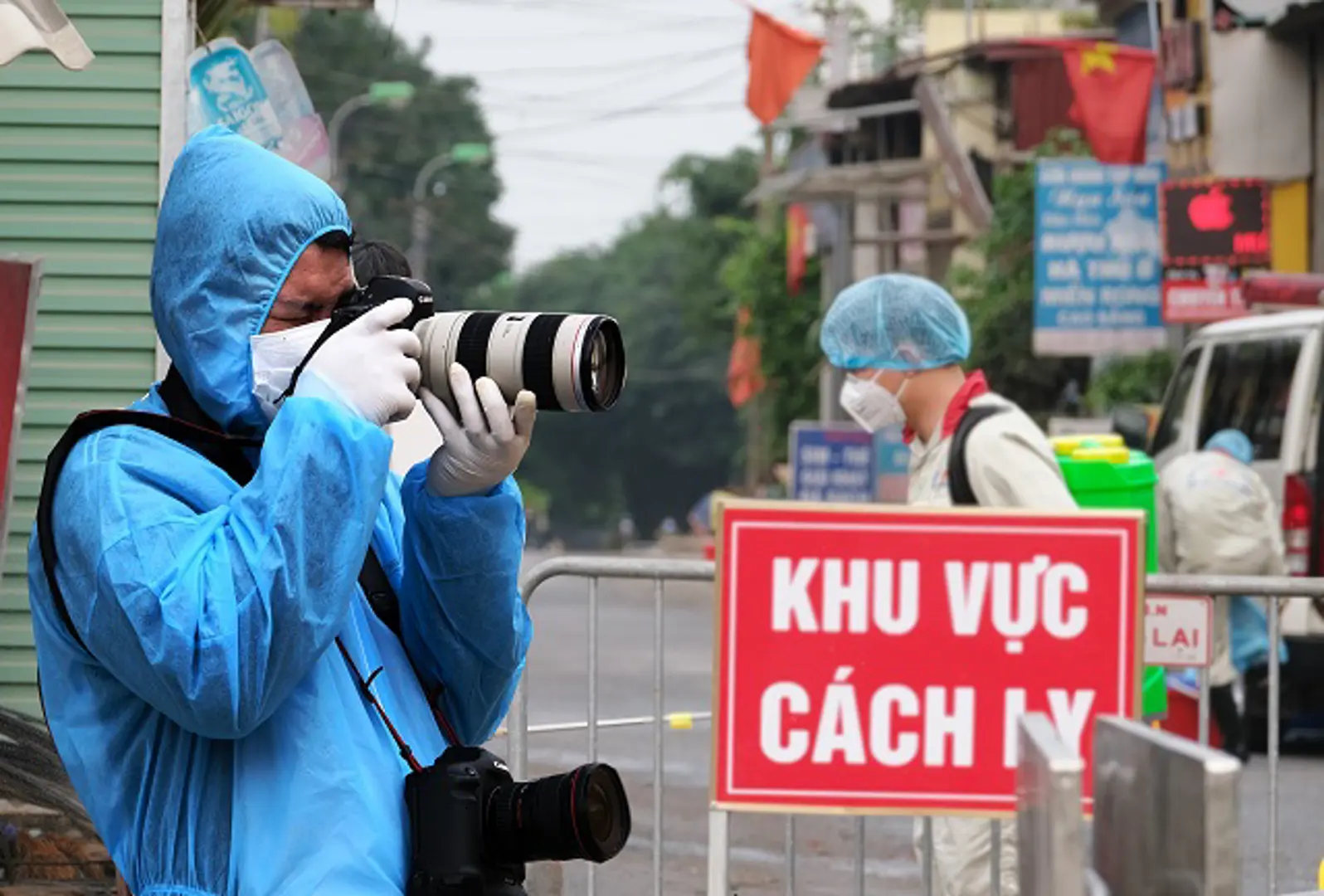 Những nhà báo nơi tuyến đầu chống dịch