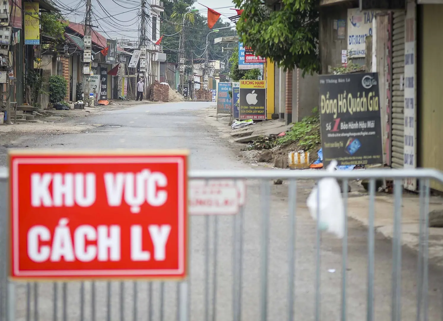 Người dân thôn Hạ Lôi: “Gỡ phong tỏa, nhưng cuộc chiến vẫn tiếp tục”