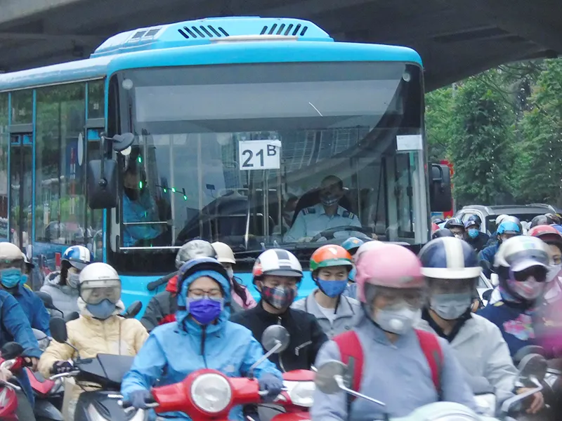 Hà Nội: Xe buýt, xe khách hoạt động trở lại sau khi nới lỏng cách ly xã hội 2