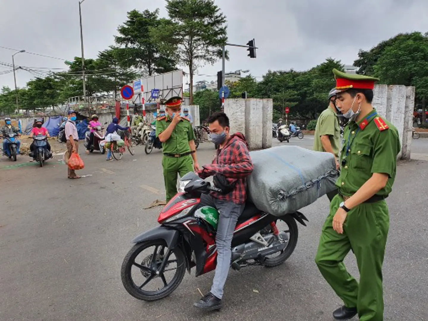 Công an quận Ba Đình ra quân tổng kiểm soát phương tiện