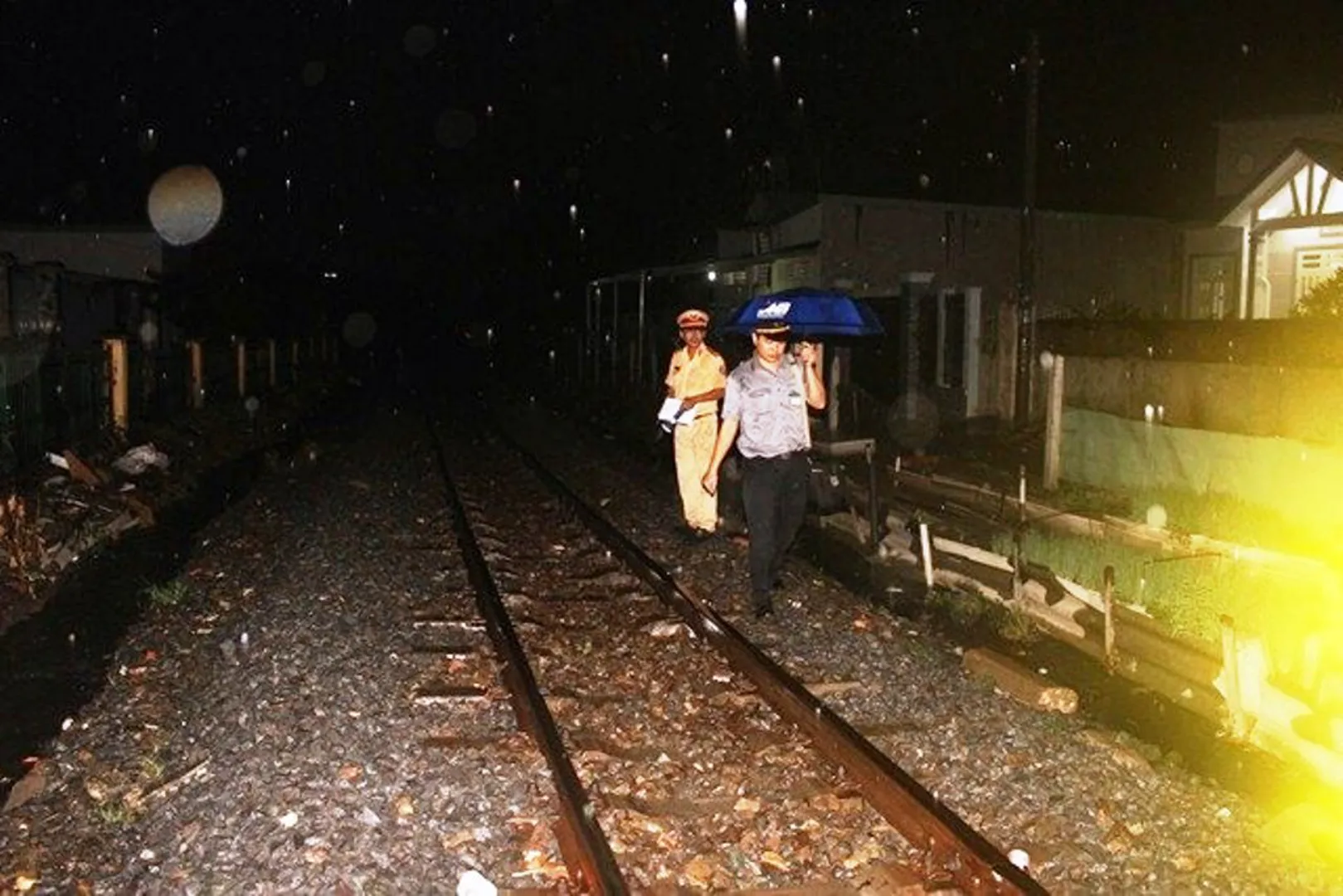 Người đàn ông bị tàu hỏa cán tử vong khi nằm trên đường ray