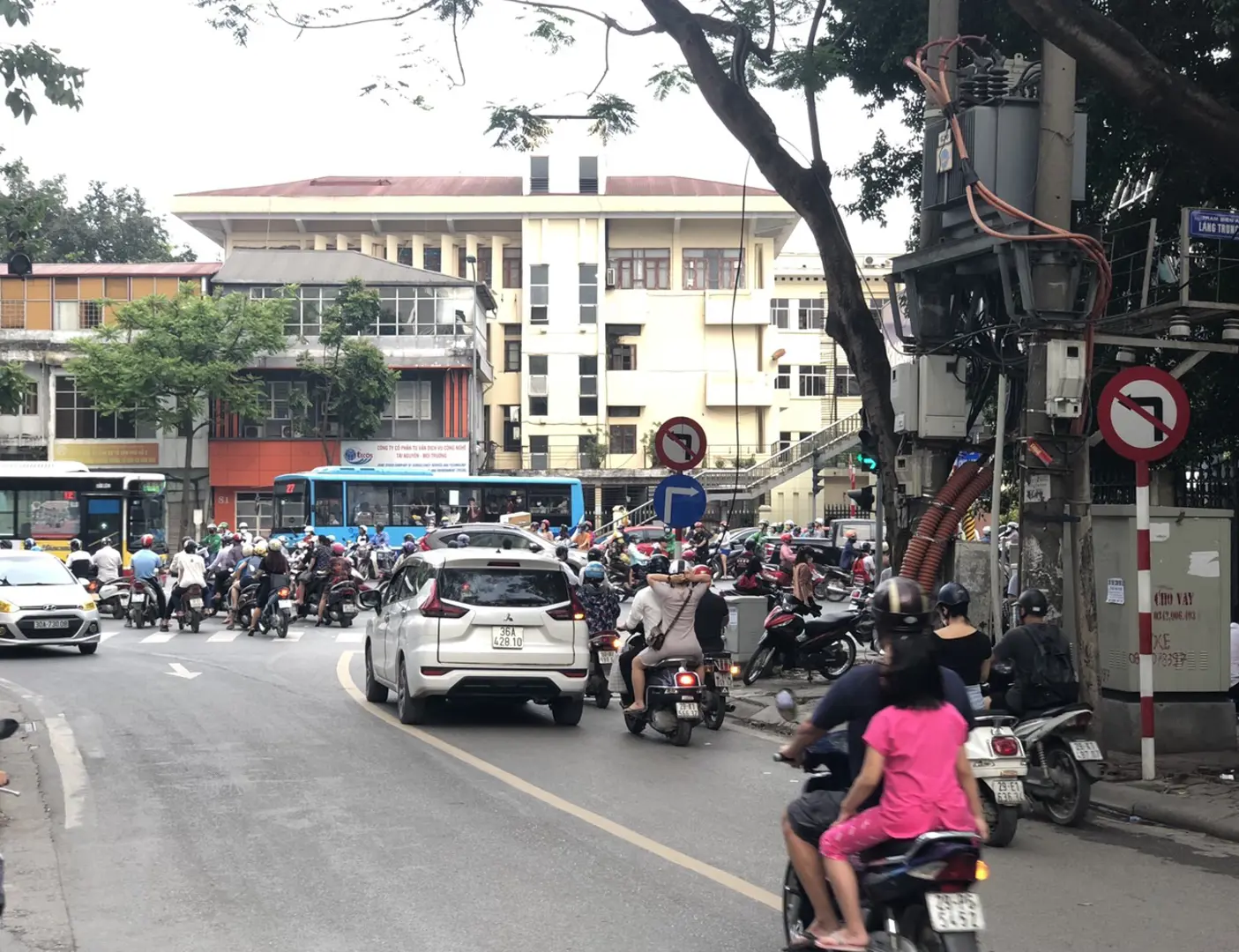 [Điểm nóng giao thông] Biển cấm có như không tại nút giao Chùa Láng - Nguyễn Chí Thanh