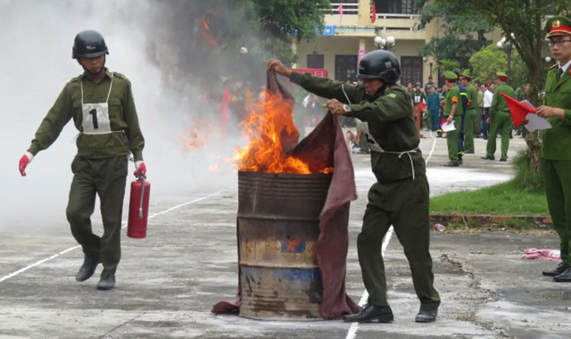 [Thông tin 114] Phòng cháy nổ bằng thùng phuy đựng cát