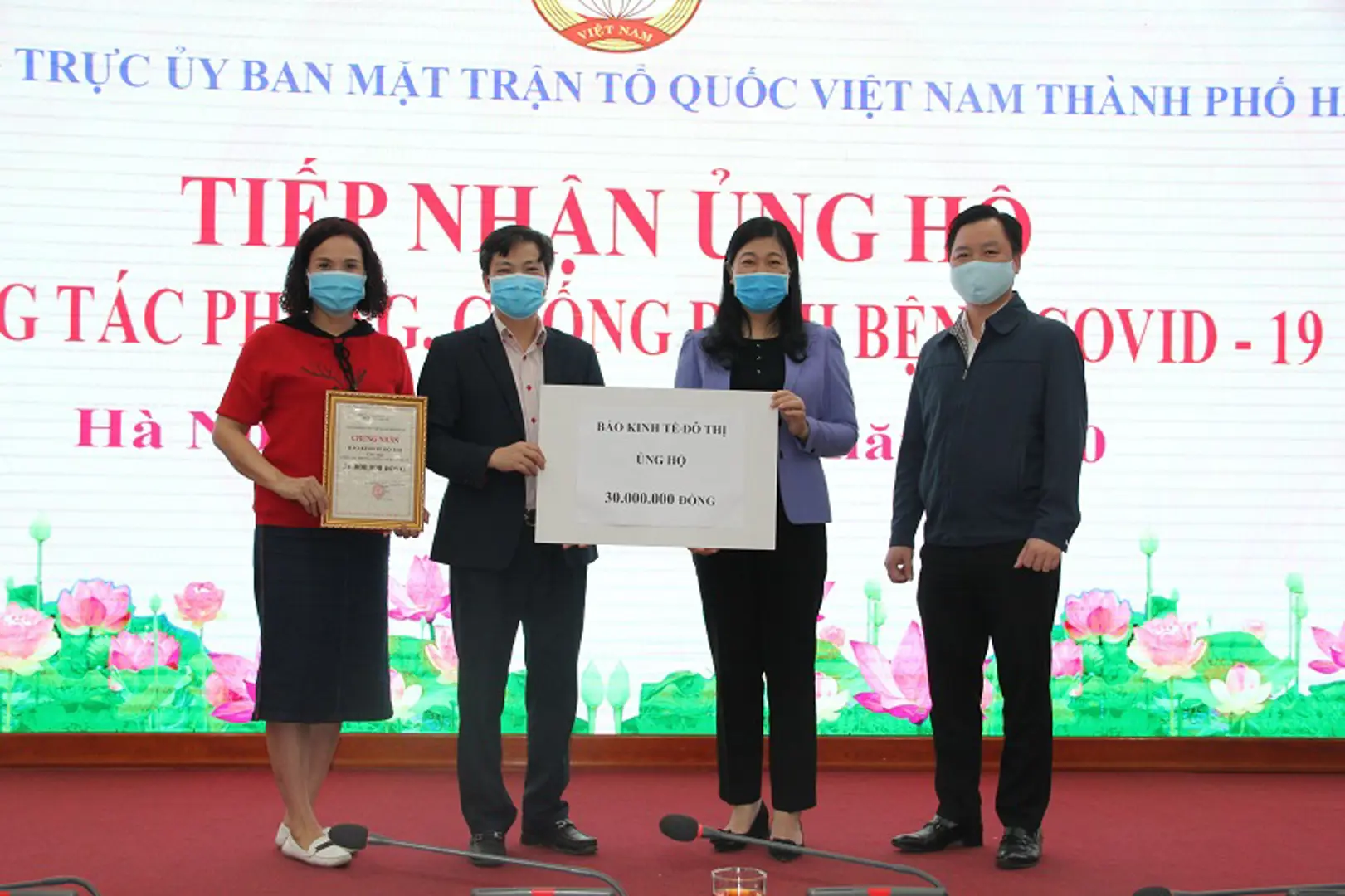 Báo Kinh tế & Đô thị trao 30.000.000 đồng cho Ủy ban MTTQ Thành phố ủng hộ phòng chống dịch Covid-19